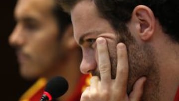 Mata, junto a Pedro, en una rueda de prensa de la Selección.