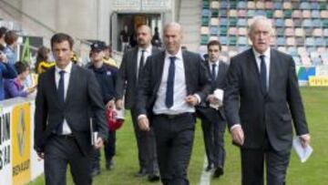 Siempre juntos: Santi S&aacute;nchez (izquierda) y Zidane se dirigen al banquillo del Castilla.
 