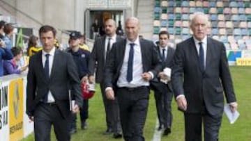 Siempre juntos: Santi Sánchez (izquierda) y Zidane se dirigen al banquillo del Castilla.