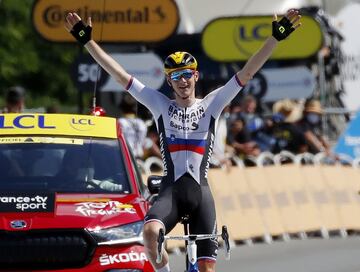 Matej Mohoric celebrando su victoria a su paso por la línea de meta.