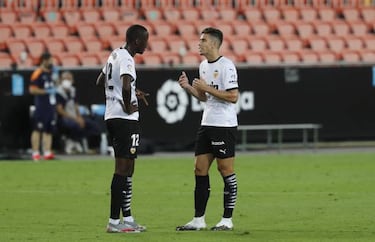 Guillamón y Diakhaby, un partido clave por un puesto