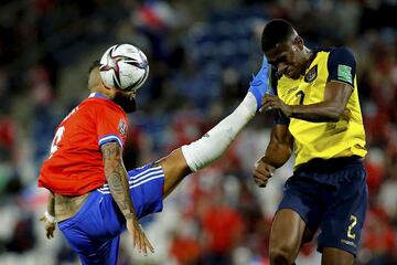 El chileno Arturo Vidal vio la tarjeta roja en el minuto 13 por esta patada al ecuatoriano Félix Torres, en la disputa de un balón durante el partido de clasificación para el Mundial de Qatar. Chile se resintió de jugar con uno menos y encajó la derrota en Santiago por 0-2. Vidal afirmó que no vio al rival y que sentía mucha tristeza.