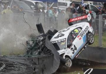 El piloto James Golding, del equipo Wilson, se estrella contra la pared en la primera vuelta de la Sandown 500 en el International Motor Raceway en Melbourne, Australia.