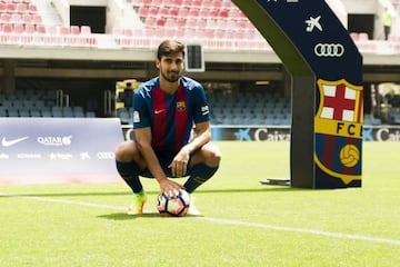 André Gomes' presentation saw Barça confirm Javier Mascherano's new deal.