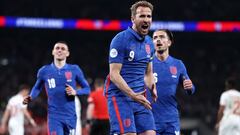 Kane no falla en su fiesta y ya se codea con Sir Bobby Charlton