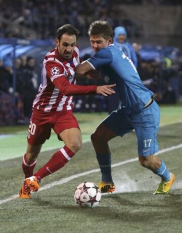 Juanfran del Atlético de Madrid y Oleg Shatov del Zenit St Petersburg durante el partido de Champions League en el estadio Petrovsky de San Petersburgo