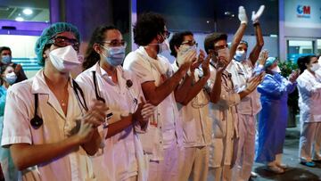 GRAF1265. MADRID, 24/03/2020.- Personal de la Fundación Jiménez Díaz de Madrid responde al aplauso diario que se ofrece a los sanitarios cada día a las 8 de la tarde con motivo de la pandemia del coronavirus . La Comunidad de Madrid ha registrado en las últimas 24 horas 272 muertes más con coronavirus, lo que eleva la cifra total de fallecidos desde que comenzó la epidemia a 1.535, y representa el 56,93 % de toda España, según los datos que ha dado a conocer este martes el Ministerio de Sanidad. EFE/ Mariscal