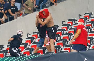 Brutal pelea entre los ultras del Niza y del Colonia en el partido de Conference League que ha dejado siete heridos, dos de ellos graves.  