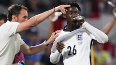 Gareth Southgate, seleccionador de Inglaterra, da instrucciones a su jugador Kobbie Mainoo durante el partido ante Eslovenia.