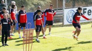 Falcao hace un ejercicio mientras Óliver, Cata, Cebolla, Manquillo, Filipe e Insua esperan su turno.