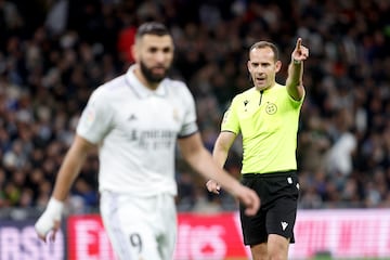 Melero López y Benzema, durante un partido de Liga.