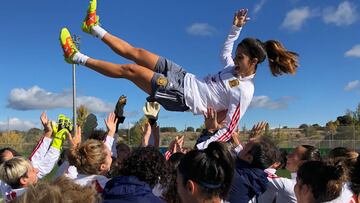 Alba Redondo es felicitada en el entrenamiento.