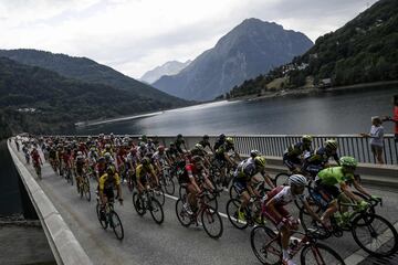 El pelotón cruzando un punte durante la etapa que recorre La Mure - Serre-Chevalier.