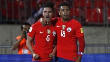 Jara -derecha- lamentó la falta de eficacia chilena ante Argentina.