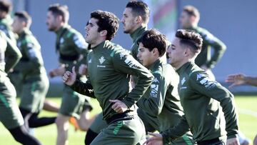 Aleñá, entrenándose con el Betis.