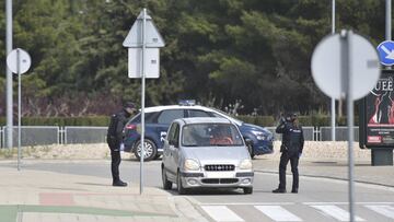 19/03/2020 Dos policias nacionales paran a un coche estacionado durante el cuarto día laboral en el estado de alarma en el país por el coronavirus, en Huesca, Aragón (España), a 19 de marzo de 2020.
SALUD
Verónica Lacasa - Europa Press