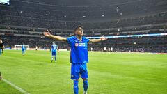 Ariel Antuna celebra su gol ante América ante una buena entrada en el estadio Azteca