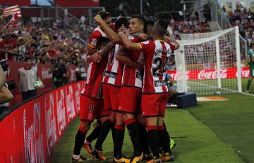 Los jugadores del Girona celebran el 1-0 de Stuani. 