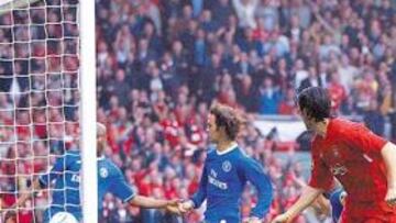 <b>ENTRÓ, ENTRÓ. </b>Michel explicó su decisión en Anfield, la que afecta a la jugada de la fotografía.