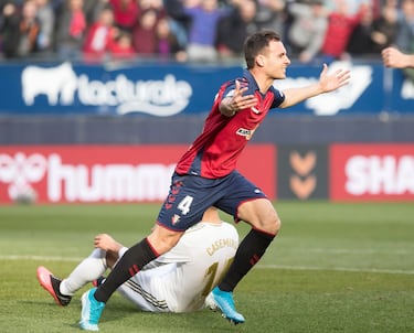 Recaló en Osasuna en 2003, procedente del Numancia y permaneció en Osasuna hasta 2007. Tras vivir los momentos más dulces del equipo rojillo, como la final de Copa en 2005 o la clasificación para la previa de Champions, se marchó al Rangers. De ahí dio el salto a Inglaterra, para jugar en el Aston Vila, Sunderland y Norwich, regresó a España para jugar en el Almería y sus últimos años en activo los pasó en Israel, donde jugó en varios equipos, como el Maccabi o el Hapoel.