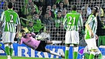 <b>OTRO MÁS. </b>Ricardo le detuvo a Etoo la pena máxima. Es la segunda seguida que detiene el meta portugués, aunque esta vez no pudo parar el rechace al ariete camerunés.