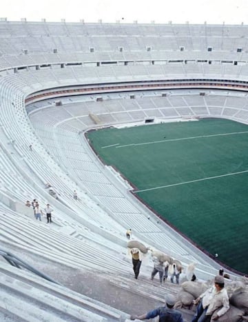 Luego de varios meses de trabajos, el Estadio Azteca comenzó a tomar forma gracias al trabajo de miles de personas