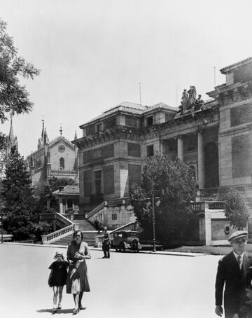 El Museo Nacional del Prado es uno de los museos de arte más sobresalientes y visitados del mundo. El 19 de noviembre de 1819 abría sus puertas por primera vez teniendo la misión (según el propio museo) de conservar, exponer y enriquecer el conjunto de las colecciones y obras de arte. En total, de sus paredes cuelgan 1.150 cuadros mientras que en sus fondos descansan 8.600 obras que no han visto la luz.