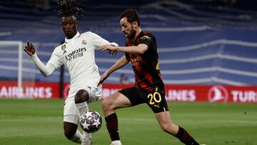 MADRID, 09/05/2023.- El centrocampista portugués del Manchester City, Bernardo Silva (d), disputa el balón ante el centrocampista francés del Real Madrid, Eduardo Camavinga, durante el encuentro correspondiente a la ida de las semifinales de la Liga de Campeones que disputan hoy martes en el estadio Santiago Bernabéu, en Madrid. EFE / Sergio Pérez.