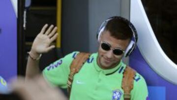 Neymar ha superado sus molestias y será titular en Recife, adonde viajó con el equipo.
