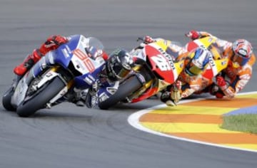 Firmó con Repsol Honda para competir en MotoGP. Ganó su tercer mundial tras la carrera del Gran Premio de Valencia. En la imagen, Jorge Lorenzo, Dani Pedrosa y Marc Márquez en plena carrera en Cheste. 