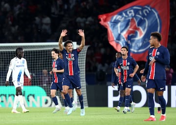 Marquinhos celebra junto a sus compa?eros del PSG el 2-1 anotado ante el Auxerre.