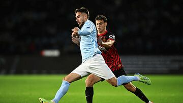 Óscar Mingueza, jugador del Celta, se dispone a golpear el balón durante el partido contra el Mallorca en Balaídos.