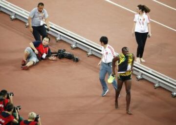 Un cámara de televisión en su 'Segway' se llevó por delante a Usain Bolt en la vuelta de honor de la final de 200m.