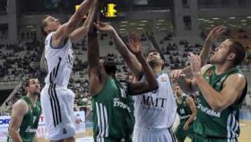 <b>PERDIDO. </b>Jaycee Carroll intenta anotar ante la defensa de Stephane Lasme, el mejor jugador de largo del partido.