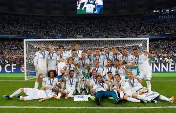 Los jugadores del Real Madrid posan con la Decimotercera Champions