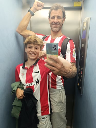 Ibon, con uno de sus hijos, celebrando el título de Copa del Rey conquistado por el Athletic Club.