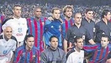 Los dos equipos posarón juntos en la foto del partido.