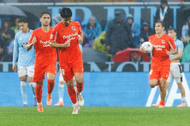 De Frutos do Rayo Vallecano driblando.