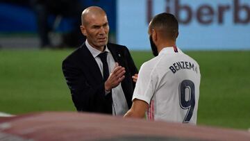 Zidane felicita a Benzema durante el &uacute;ltimo Real Madrid-Valladolid.