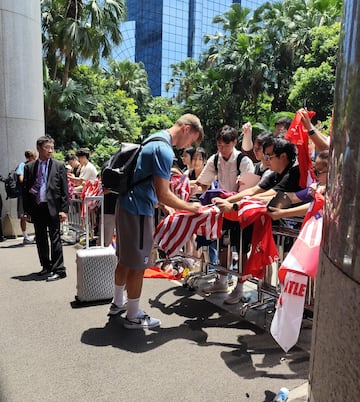 Sorloth firma a los aficionados en Hong Kong.