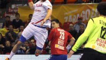 Valero Rivera, lateral de España, tira a puerta ante Darko Stani.