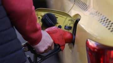 An Iranian man fills his car following the rise in gasoline prices in Iran, at a gas station in Tehran, Iran, December 13, 2025. Majid Asgaripour/WANA (West Asia News Agency) via REUTERS ATTENTION EDITORS - THIS PICTURE WAS PROVIDED BY A THIRD PARTY