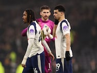 Soccer Football - Premier League - Tottenham Hotspur v Newcastle United - Tottenham Hotspur Stadium, London, Britain - February 10, 2026 Tottenham Hotspur's Djed Spence, Tottenham Hotspur's Dominic Solanke and Tottenham Hotspur's Guglielmo Vicario look dejected after the match REUTERS/Chris Radburn EDITORIAL USE ONLY. NO USE WITH UNAUTHORIZED AUDIO, VIDEO, DATA, FIXTURE LISTS, CLUB/LEAGUE LOGOS OR 'LIVE' SERVICES. ONLINE IN-MATCH USE LIMITED TO 120 IMAGES, NO VIDEO EMULATION. NO USE IN BETTING, GAMES OR SINGLE CLUB/LEAGUE/PLAYER PUBLICATIONS. PLEASE CONTACT YOUR ACCOUNT REPRESENTATIVE FOR FURTHER DETAILS..