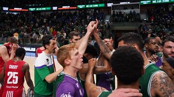 Los jugadores del Unicaja festejan su victoria,.