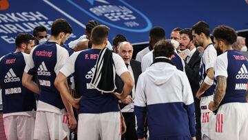 ISTANBUL, TURKEY - APRIL 22: Head coach of Real Madrid Pablo Laso (C) gives tactics to his players during Turkish Airlines Euroleague quarter final play-offs between Anadolu Efes and Real Madrid at Sinan Erdem Dome in Istanbul, Turkey on April 22, 2021. (Photo by Esra Bilgin/Anadolu Agency via Getty Images)