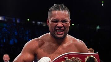 Joe Joyce con su cinturón de campeón interino OMB.