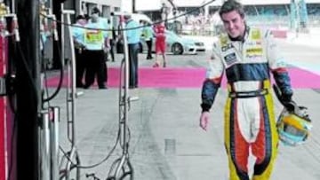 <b>COQUETEO. </b>Fernando Alonso mantiene una excelente relación con los mecánicos de Ferrari, con los que ha jugado al fútbol durante 2008 en diversas ocasiones.