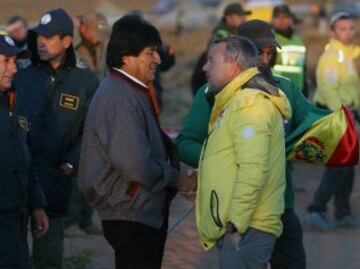 El presidente boliviano, Evo Morales (i), saluda al director del Rally Dakar, el francés Etienne Lavigne (d).