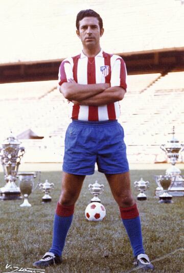 Feliciano Rivilla jug¨® 356 encuentros con el Atl¨¦tico, con el que marc¨® siete goles. Gan¨® una Liga, tres Copas y una Recopa de Europa. Fue el lateral derecho del Atl¨¦tico de los a?os 60, un jugador que defendi¨® los colores rojiblancos durante diez temporadas. Con Espa?a tambi¨¦n hizo historia, fue internacional en 26 ocasiones y gan¨® la Eurocopa de 1964. El 17 de septiembre de 1969 el Santos de Pel¨¦ acudi¨® al Vicente Calder¨®n para el encuentro homenaje al lateral. Gan¨® el Santos 1-3. En el Atl¨¦tico de los a?os 60 se hizo inolvidable este tr¨ªo defensivo: Rivilla, Griffa y Calleja. En la derecha Rivilla fue insustituible.