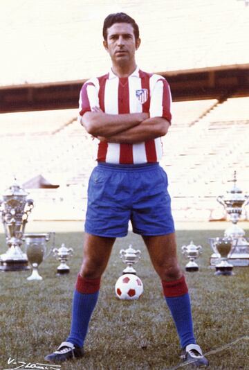 Feliciano Rivilla jugó 356 encuentros con el Atlético, con el que marcó siete goles. Ganó una Liga, tres Copas y una Recopa de Europa. Fue el lateral derecho del Atlético de los años 60, un jugador que defendió los colores rojiblancos durante diez temporadas. Con España también hizo historia, fue internacional en 26 ocasiones y ganó la Eurocopa de 1964. El 17 de septiembre de 1969 el Santos de Pelé acudió al Vicente Calderón para el encuentro homenaje al lateral. Ganó el Santos 1-3. En el Atlético de los años 60 se hizo inolvidable este trío defensivo: Rivilla, Griffa y Calleja. En la derecha Rivilla fue insustituible. 